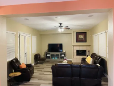 LUXURY HOME 3300 SQ FT, QUIET NEIGHBORHOOD