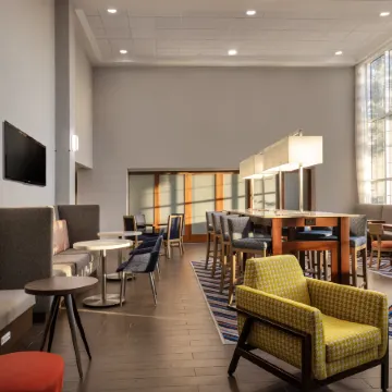 Hampton Inn & Suites State College at Williamsburg Square