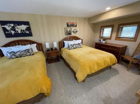 BEST LOCATION on the Mountain - Slope Side Ski In/Ski Out to Mountain Express