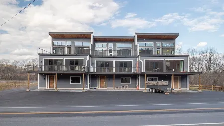 NEW 5 Bed 5 1/2 Bath Townhouse Walk To Skiing! 900 sq ft Of Mountan View Decks!