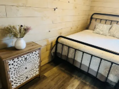 Peaceful Cozy Cabin 10 minutes from Historic downtown Madison