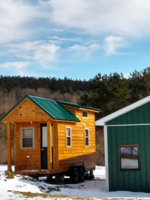 Tiny House Retreat Cabin Hotel dekat Tompkins Cortland Community College