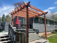 Cozy bungalow in Marquette w/ hot tub. Minutes from Lake Superior and downtown. Hotel a Marquette