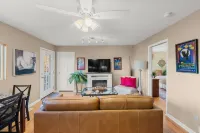 Pet-Friendly Mountain View Cottage - Large deck & views of Blue Ridge Mtns.