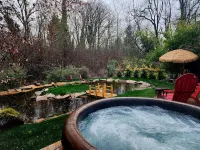 City paradise, cottage w/ hot tub, king bed, nature Hotels near Fred Meyer Grocery Pickup and Delivery