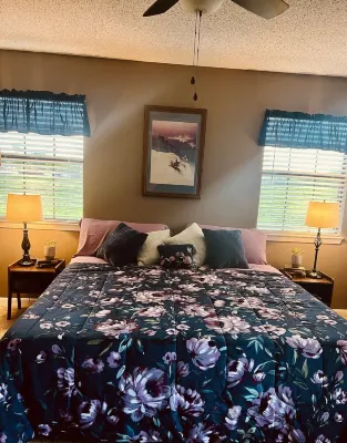 10 minutes to Lake Fork boat ramp, cozy 2 bedroom 1 bath with boat parking