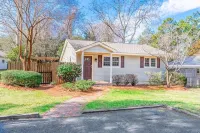 SoPi Cottage - Walk to Town - King Bed Hotels near Hyland Golf Club