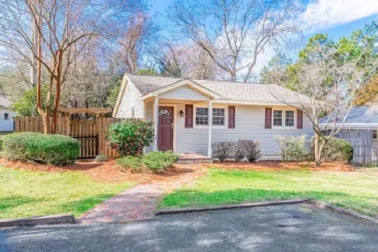 SoPi Cottage - Walk to Town - King Bed