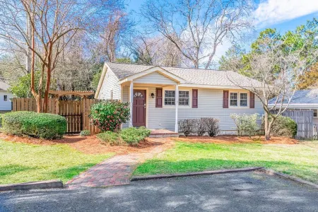 SoPi Cottage - Walk to Town - King Bed