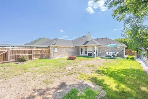 Lakeshore Hideaway - Charming 4BD Heartbeat Away from Lake Nasworthy & Airport Hotels in San Angelo