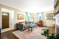 Sunscape Bungalow: Themed Rooms, Library/Office, 20 min Downtown, Wifi, Games WD