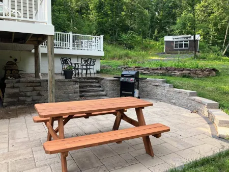 Creekside Retreat-spacious cottage nestled in the wildflowers and lush woods