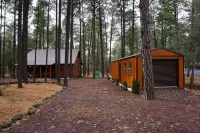 Family Cabin in the Pines. All Wood! Charming memory-maker. Woodland Lake Park附近的飯店