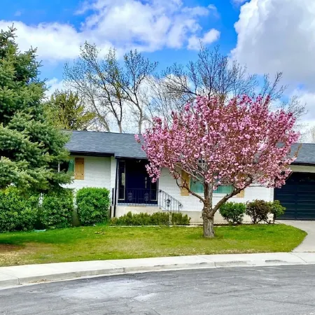 Enjoy Artisan Bread ❤️ Quiet Rambler + Historic Park, Firepit, Pets, 2 Car Garage