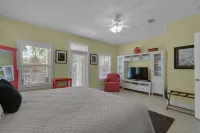 Tropical Paradise in Beach Retreat - FREE Beach Serv.  In Season Mar - Oct!