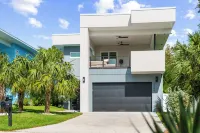 New modern home with salt water heated pool located minutes from SiestaKey Beach - สระว่ายน้ำส่วนตัว