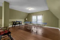 Charming 5 BR Grand Victorian Family Home King Suite Walk to Falls Game-Room - Homestays