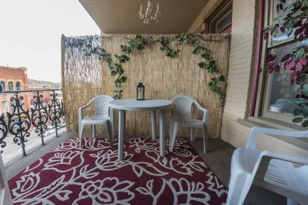 Manitou Loft Apartment 3A. 2 Bedroom, 1 bath, sleeps 5 Отели в г. Маниту Спрингс