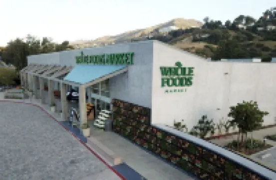 Luxury 1BR Malibu Bungalow on PCH steps from Beach w/ FREE private parking!