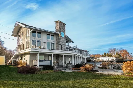 Rivers Edge• Unique Kids Playroom + Stunning Water Views + Hot Tub