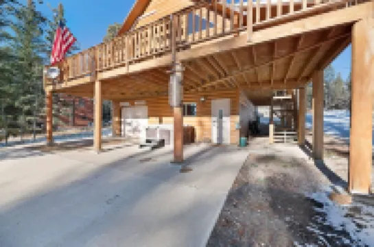 Beautiful Terry Peak Cabin, WiFi, Hot Tub. Game Room