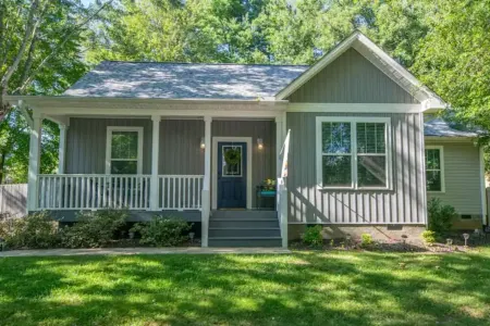 Be our guest-3-bedroom house in a great location!