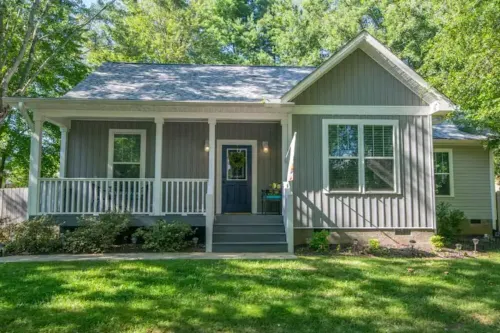 Be our guest-3-bedroom house in a great location!