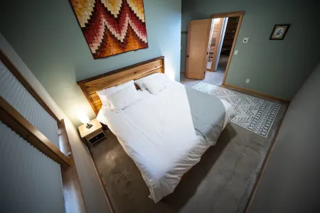 Cozy mountain retreat in the forest-close to Mt Baker Ski Area and pet friendly!