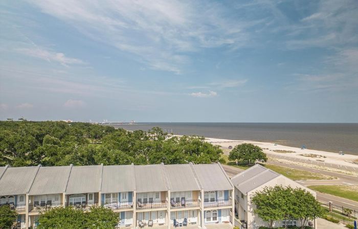 Gulfviews, short walk to Beaches w Pool sleeps 4