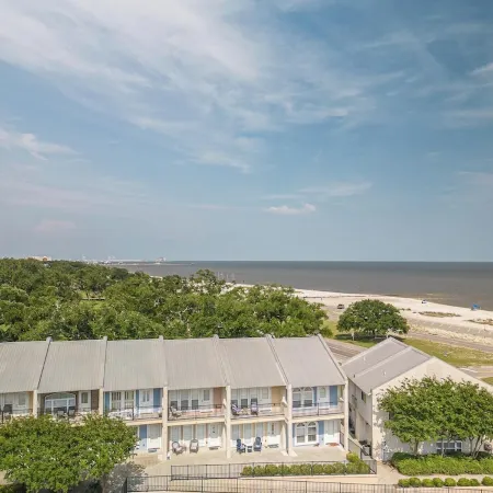 Gulfviews, short walk to Beaches w Pool sleeps 4