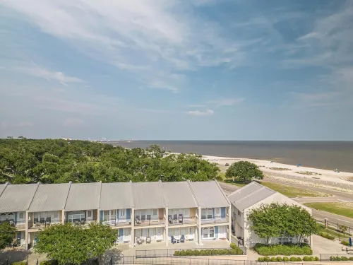 Gulfviews, short walk to Beaches w Pool sleeps 4