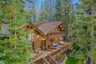 7 bedroom 7 bath Lakefront Estate Hotel in zona SUGAR PINE POINT STATE PARK