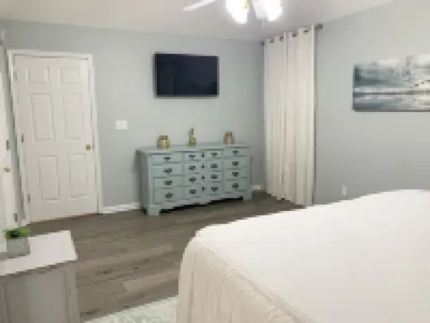 Updated Home on Creek *3 King Beds* 4 mi to UA