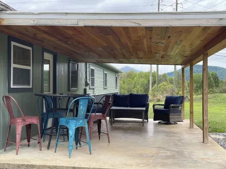 4 min 2 Casino, Romantic Getaway, Soaking Tub, 2 King Beds, Near Polar Express