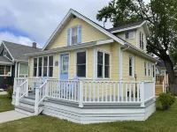 See the Lake! Hear the Waves! Steps to the Beach! Entire Cottage. 2 Bikes. 투 리버스 파크스 앤드 레크리에이션 주변 호텔