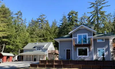 “The Cove” A Quiet Retreat Between Alaskas Ocean and Forest Hotels near Nugget Alaskan Outfitter