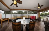 Gulfport Beach Vacation Rental, 2 Bedroom WINE CELLAR THEMED, 5 Star Beach House