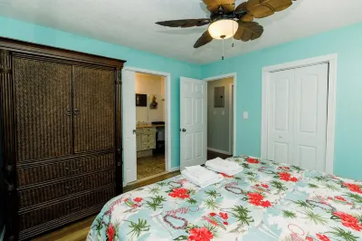 Private Pool w/ Lithium  Golf Cart w Paid Parking Included. Walk to Restaurants