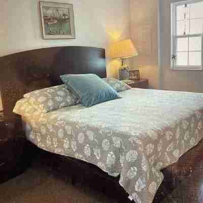 Sailor's Choice - NON SMOKING Apartment in Downtown Cedar Key with Gulf Views! Rooms