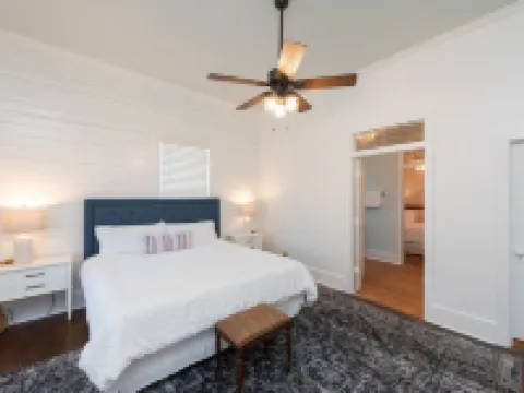 Charming 3-bedroom house with AC and WiFi in fabulous Luling Hotels in Luling