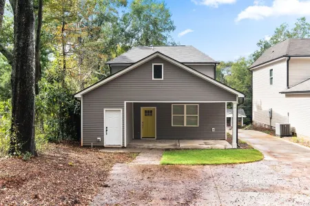NEW! 4 BR 3.5 BA Sleeps 8 5 mins from UGA