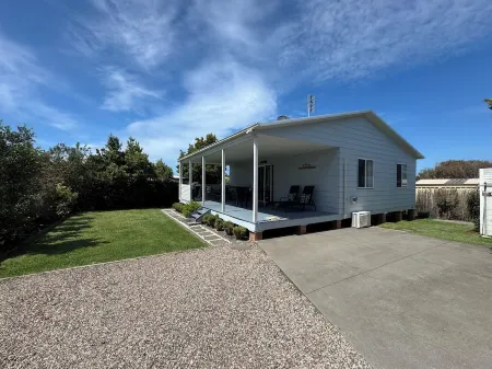 Pearly Shells Beach Cottage- 200m Walk to Beach & 500m to Shops  - Pet Friendly