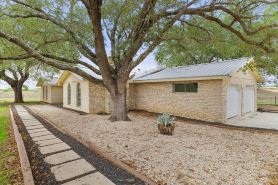 Farmhouse Retreat ~ Jacuzzi ~ Mini Cows + Ponies ~ Games + Pool ~ Fire Pit + BBQ