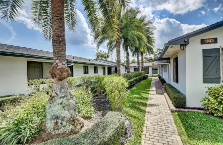 Spacious 1 bedroom, East Delray parking, W/D, BBQ