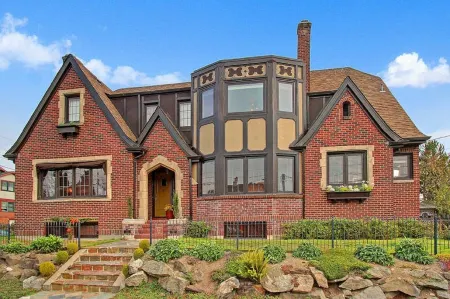 Upper suite in a classic Fremont home (Read Description before proceeding Отели рядом с достопримечательностью «Библиотека Сиэтл Метафисикал»