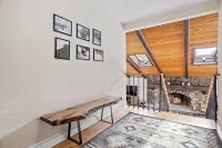 Modern Private Chalet-Close to Skiing, Shopping & Restaurants