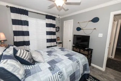 Beautiful Gated Waterfront Condo in Heart of Horseshoe Bay,  Boat Docks and WIFI