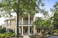 10 Minutes from Downtown Memphis -  Southern Luxury in this Spacious Home