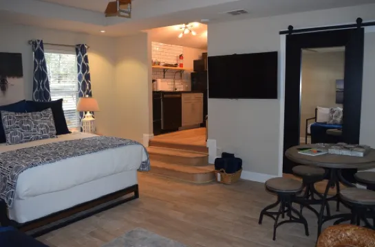Gorgeous Hidden Gem Lake Front Studio. Come Rewind. Pet Friendly