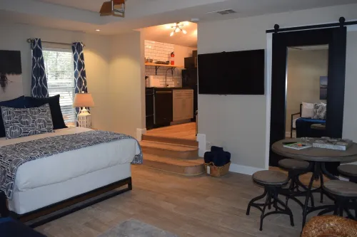 Gorgeous Hidden gem Lake front Studio. No cleaning fee. Pet friendly